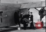 Standbild Ford Trimotor mit Native American Indian Familie Albuquerque New Mexico USA, 1928, aus Sekunde 27 historischem Filmmaterial Videoclip 65675038420