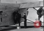 Standbild Ford Trimotor mit Native American Indian Familie Albuquerque New Mexico USA, 1928, aus Sekunde 28 historischem Filmmaterial Videoclip 65675038420