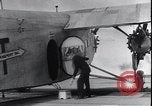 Standbild Ford Trimotor mit Native American Indian Familie Albuquerque New Mexico USA, 1928, aus Sekunde 29 historischem Filmmaterial Videoclip 65675038420