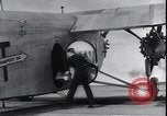 Standbild Ford Trimotor mit Native American Indian Familie Albuquerque New Mexico USA, 1928, aus Sekunde 30 historischem Filmmaterial Videoclip 65675038420