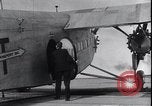 Standbild Ford Trimotor mit Native American Indian Familie Albuquerque New Mexico USA, 1928, aus Sekunde 31 historischem Filmmaterial Videoclip 65675038420