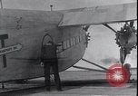 Standbild Ford Trimotor mit Native American Indian Familie Albuquerque New Mexico USA, 1928, aus Sekunde 32 historischem Filmmaterial Videoclip 65675038420