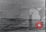 Standbild Ford Trimotor mit Native American Indian Familie Albuquerque New Mexico USA, 1928, aus Sekunde 33 historischem Filmmaterial Videoclip 65675038420