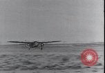 Standbild Ford Trimotor mit Native American Indian Familie Albuquerque New Mexico USA, 1928, aus Sekunde 34 historischem Filmmaterial Videoclip 65675038420