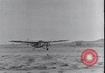 Standbild Ford Trimotor mit Native American Indian Familie Albuquerque New Mexico USA, 1928, aus Sekunde 35 historischem Filmmaterial Videoclip 65675038420