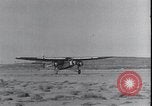 Standbild Ford Trimotor mit Native American Indian Familie Albuquerque New Mexico USA, 1928, aus Sekunde 36 historischem Filmmaterial Videoclip 65675038420