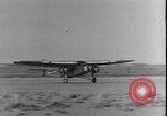 Standbild Ford Trimotor mit Native American Indian Familie Albuquerque New Mexico USA, 1928, aus Sekunde 37 historischem Filmmaterial Videoclip 65675038420