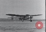 Standbild Ford Trimotor mit Native American Indian Familie Albuquerque New Mexico USA, 1928, aus Sekunde 38 historischem Filmmaterial Videoclip 65675038420