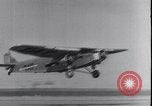 Standbild Ford Trimotor mit Native American Indian Familie Albuquerque New Mexico USA, 1928, aus Sekunde 39 historischem Filmmaterial Videoclip 65675038420