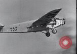 Standbild Ford Trimotor mit Native American Indian Familie Albuquerque New Mexico USA, 1928, aus Sekunde 41 historischem Filmmaterial Videoclip 65675038420