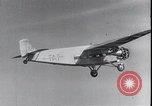 Standbild Ford Trimotor mit Native American Indian Familie Albuquerque New Mexico USA, 1928, aus Sekunde 42 historischem Filmmaterial Videoclip 65675038420