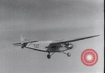 Standbild Ford Trimotor mit Native American Indian Familie Albuquerque New Mexico USA, 1928, aus Sekunde 43 historischem Filmmaterial Videoclip 65675038420