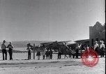 Standbild Ford Trimotor Flugzeug fliegt nach Kingman Albuquerque New Mexico USA, 1928, aus Sekunde 61 historischem Filmmaterial Videoclip 65675038421