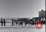 Standbild Ford Trimotor Flugzeug fliegt nach Kingman Albuquerque New Mexico USA, 1928, aus Sekunde 62 historischem Filmmaterial Videoclip 65675038421