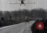Standbild Lillian Boyer und Luftakrobatik Chattanooga Tennessee USA, 1920, aus Sekunde 13 historischem Filmmaterial Videoclip 65675038424