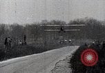 Standbild Lillian Boyer und Luftakrobatik Chattanooga Tennessee USA, 1920, aus Sekunde 18 historischem Filmmaterial Videoclip 65675038424