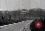 Standbild Lillian Boyer und Luftakrobatik Chattanooga Tennessee USA, 1920, aus Sekunde 19 historischem Filmmaterial Videoclip 65675038424