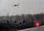 Standbild Lillian Boyer und Luftakrobatik Chattanooga Tennessee USA, 1920, aus Sekunde 26 historischem Filmmaterial Videoclip 65675038424