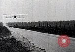 Standbild Lillian Boyer und Luftakrobatik Chattanooga Tennessee USA, 1920, aus Sekunde 33 historischem Filmmaterial Videoclip 65675038424