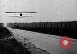 Standbild Lillian Boyer und Luftakrobatik Chattanooga Tennessee USA, 1920, aus Sekunde 39 historischem Filmmaterial Videoclip 65675038424