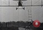 Standbild Lillian Boyer und Luftakrobatik Chattanooga Tennessee USA, 1920, aus Sekunde 42 historischem Filmmaterial Videoclip 65675038424