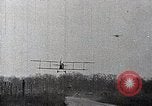Standbild Lillian Boyer und Luftakrobatik Chattanooga Tennessee USA, 1920, aus Sekunde 48 historischem Filmmaterial Videoclip 65675038424