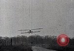 Standbild Lillian Boyer und Luftakrobatik Chattanooga Tennessee USA, 1920, aus Sekunde 50 historischem Filmmaterial Videoclip 65675038424