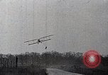 Standbild Lillian Boyer und Luftakrobatik Chattanooga Tennessee USA, 1920, aus Sekunde 52 historischem Filmmaterial Videoclip 65675038424