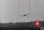 Standbild Lillian Boyer und Luftakrobatik Chattanooga Tennessee USA, 1920, aus Sekunde 55 historischem Filmmaterial Videoclip 65675038424