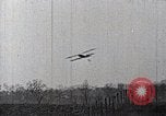 Standbild Lillian Boyer und Luftakrobatik Chattanooga Tennessee USA, 1920, aus Sekunde 57 historischem Filmmaterial Videoclip 65675038424