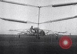 Standbild D'Ascanio Hubschrauber Ciampino Italien, 1930, aus Sekunde 30 historischem Filmmaterial Videoclip 65675038467