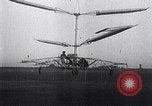 Standbild D'Ascanio Hubschrauber Ciampino Italien, 1930, aus Sekunde 34 historischem Filmmaterial Videoclip 65675038467