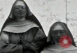 Standbild Schwester Hallowana Manila Philippinen, 1945, aus Sekunde 24 historischem Filmmaterial Videoclip 65675038472