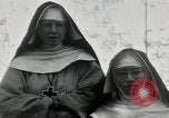 Standbild Schwester Hallowana Manila Philippinen, 1945, aus Sekunde 34 historischem Filmmaterial Videoclip 65675038472