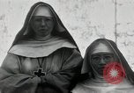 Standbild Schwester Hallowana Manila Philippinen, 1945, aus Sekunde 35 historischem Filmmaterial Videoclip 65675038472
