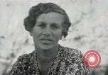 Standbild der englischen Frau Manila Philippinen, 1945, aus Sekunde 45 historischem Filmmaterial Videoclip 65675038478