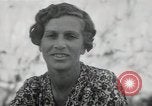 Standbild der englischen Frau Manila Philippinen, 1945, aus Sekunde 54 historischem Filmmaterial Videoclip 65675038478