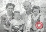 Standbild Donald Zimmermann und Frau mit Zweiten Weltkrieg angenommen Waisen Manila Philippinen, 1945, aus Sekunde 1 historischem Filmmaterial Videoclip 65675038479