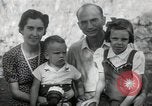 Standbild Donald Zimmermann und Frau mit Zweiten Weltkrieg angenommen Waisen Manila Philippinen, 1945, aus Sekunde 3 historischem Filmmaterial Videoclip 65675038479