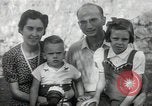 Standbild Donald Zimmermann und Frau mit Zweiten Weltkrieg angenommen Waisen Manila Philippinen, 1945, aus Sekunde 5 historischem Filmmaterial Videoclip 65675038479