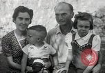 Standbild Donald Zimmermann und Frau mit Zweiten Weltkrieg angenommen Waisen Manila Philippinen, 1945, aus Sekunde 6 historischem Filmmaterial Videoclip 65675038479