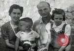 Standbild Donald Zimmermann und Frau mit Zweiten Weltkrieg angenommen Waisen Manila Philippinen, 1945, aus Sekunde 7 historischem Filmmaterial Videoclip 65675038479