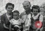 Standbild Donald Zimmermann und Frau mit Zweiten Weltkrieg angenommen Waisen Manila Philippinen, 1945, aus Sekunde 8 historischem Filmmaterial Videoclip 65675038479