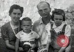 Standbild Donald Zimmermann und Frau mit Zweiten Weltkrieg angenommen Waisen Manila Philippinen, 1945, aus Sekunde 9 historischem Filmmaterial Videoclip 65675038479
