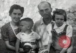 Standbild Donald Zimmermann und Frau mit Zweiten Weltkrieg angenommen Waisen Manila Philippinen, 1945, aus Sekunde 11 historischem Filmmaterial Videoclip 65675038479