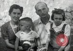 Standbild Donald Zimmermann und Frau mit Zweiten Weltkrieg angenommen Waisen Manila Philippinen, 1945, aus Sekunde 12 historischem Filmmaterial Videoclip 65675038479