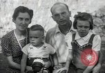 Standbild Donald Zimmermann und Frau mit Zweiten Weltkrieg angenommen Waisen Manila Philippinen, 1945, aus Sekunde 13 historischem Filmmaterial Videoclip 65675038479