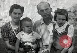 Standbild Donald Zimmermann und Frau mit Zweiten Weltkrieg angenommen Waisen Manila Philippinen, 1945, aus Sekunde 14 historischem Filmmaterial Videoclip 65675038479