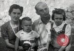 Standbild Donald Zimmermann und Frau mit Zweiten Weltkrieg angenommen Waisen Manila Philippinen, 1945, aus Sekunde 15 historischem Filmmaterial Videoclip 65675038479