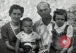 Standbild Donald Zimmermann und Frau mit Zweiten Weltkrieg angenommen Waisen Manila Philippinen, 1945, aus Sekunde 16 historischem Filmmaterial Videoclip 65675038479